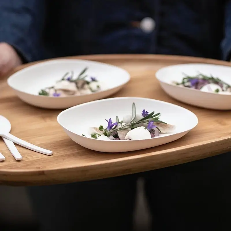 Des assiettes posées sur une table en bois