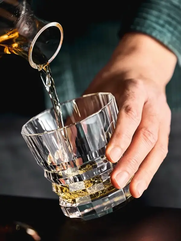 Bouteille d'alcool et verre d'alcool