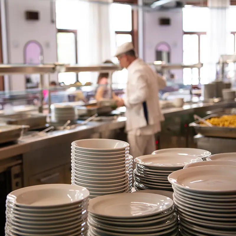 Assiettes et couverts pour collectivité